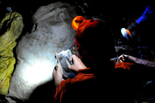 Một người đàn ông đang lục kỹ bên trong chiếc ví da vừa tìm thấy. Một người đàn ông đang lục kỹ bên trong chiếc ví da vừa tìm thấy.