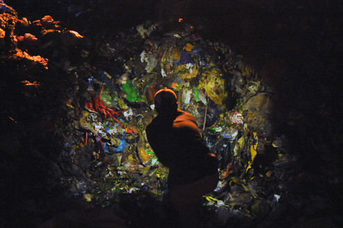 Mỗi người đều được trang bị trang phục theo quy định gồm ủng, quần áo, mũ bảo hộ có đèn pin soi sáng. Họ miệt mài, cần mẫn đào bới từng túi rác rồi rũ ra tìm kiếm bên trong xem có gì có thể bán được cho hàng thu mua phế liệu. Mỗi người đều được trang bị trang phục theo quy định gồm ủng, quần áo, mũ bảo hộ có đèn pin soi sáng. Họ miệt mài, cần mẫn đào bới từng túi rác rồi rũ ra tìm kiếm bên trong xem có gì có thể bán được cho hàng thu mua phế liệu.