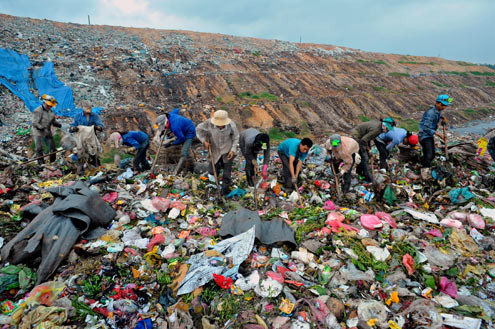 7h sáng, sắp đến giờ buộc phải rời khỏi bãi theo quy định để cho các xe chở rác tiếp tục vào đổ, nhiều tổ "công nhân" vẫn miệt mài đào bới hy vọng không bỏ phí "món hàng" nào có giá trị. 7h sáng, sắp đến giờ buộc phải rời khỏi bãi theo quy định để cho các xe chở rác tiếp tục vào đổ, nhiều tổ "công nhân" vẫn miệt mài đào bới hy vọng không bỏ phí "món hàng" nào có giá trị.