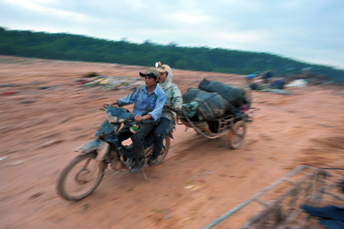 Những thành quả đầu tiên lần lượt được chở từ bãi rác đến nơi thu mua. Những thành quả đầu tiên lần lượt được chở từ bãi rác đến nơi thu mua.