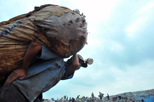 Trong khi đó nhiều người đã kiếm được những bao tải to hàng phế liệu mang ra xe. Trong khi đó nhiều người đã kiếm được những bao tải to hàng phế liệu mang ra xe.