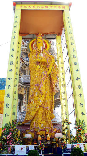 Tượng Phật Quán Thế Âm bằng hoa lớn nhất (chùa Linh Phước, Đà Lạt) Được khánh thành vào ngày 31/12/2009. Tượng Phật Quán Thế Âm có tổng chiều cao 17m, nặng ba tấn, được các nghệ nhân hoa Đà Lạt cùng với 500 người tại thành phố này thực hiện công phu, khéo léo từ 650.000 đóa hoa bất tử. Đặc biệt, đài sen của tượng Phật hoa có đường kính 5m cũng được kết hoàn toàn bằng hoa. Ảnh: Internet.