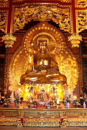 Tượng Phật Thích Ca bằng đồng dát vàng lớn nhất (chùa Bái Đính, Ninh Bình) Pho tượng Thích Ca Mâu Ni ngồi trên tòa sen và niệm hoa sen, tôn trí ở chánh điện trong điện thờ Pháp chủ, chùa Bái Đính (Ninh Bình). Ảnh: Internet.