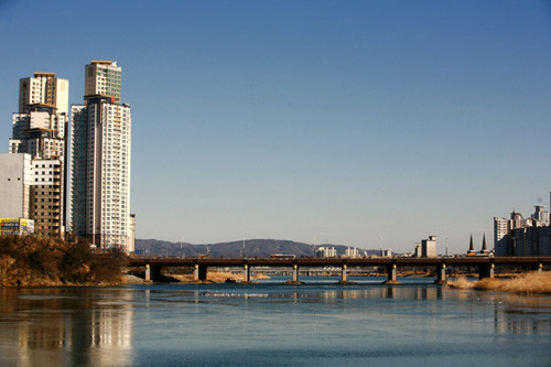 Những ngày tuyết tan, du học sinh rủ nhau tụ tập đi đập băng.