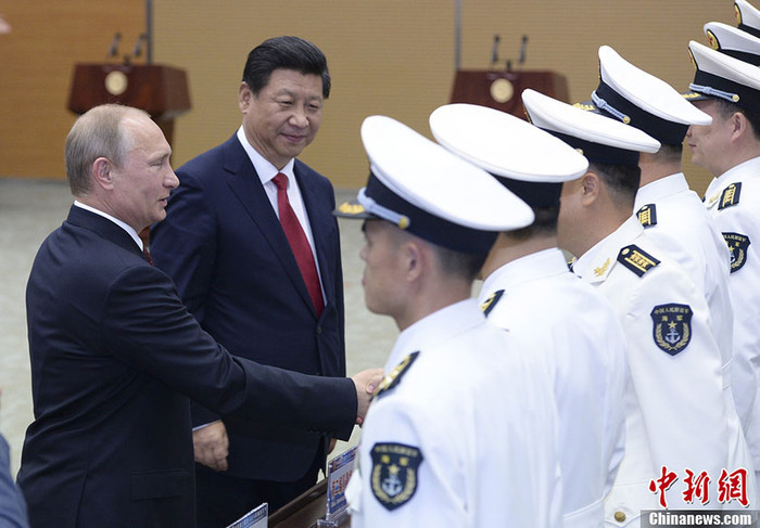 Hai ông Putin và Tập Cận Bình gặp gỡ các sĩ quan chỉ huy hai nước trước cuộc tập trận chung năm ngoái ở Hoa Đông. Hai ông Putin và Tập Cận Bình gặp gỡ các sĩ quan chỉ huy hai nước trước cuộc tập trận chung năm ngoái ở Hoa Đông.