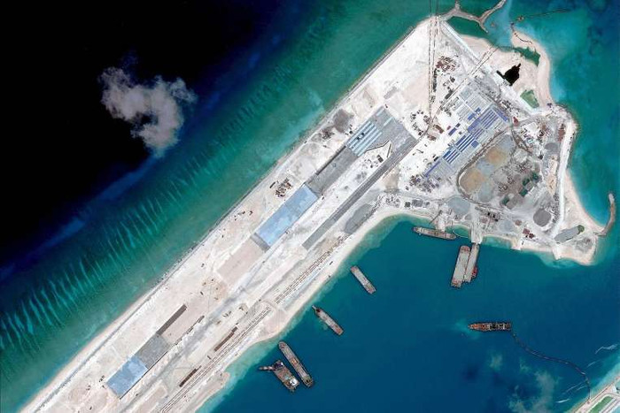 Một đường băng quân sự đã hình thành trên đảo nhân tạo Trung Quốc bồi lấp bất hợp pháp ở đá Chữ Thập, Trường Sa, Khánh Hòa, Việt Nam là bằng chứng rõ ràng về sự chà đạp UNCLOS, DOC. Một đường băng quân sự đã hình thành trên đảo nhân tạo Trung Quốc bồi lấp bất hợp pháp ở đá Chữ Thập, Trường Sa, Khánh Hòa, Việt Nam là bằng chứng rõ ràng về sự chà đạp UNCLOS, DOC.