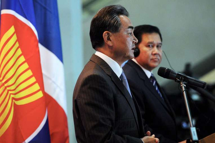 Ngoại trưởng Trung Quốc Vương Nghị và người đồng cấp Thái Lan Tanasak trong cuộc họp báo chung ở Kuala Lumpur. Ảnh: EPA. Ngoại trưởng Trung Quốc Vương Nghị và người đồng cấp Thái Lan Tanasak trong cuộc họp báo chung ở Kuala Lumpur. Ảnh: EPA.