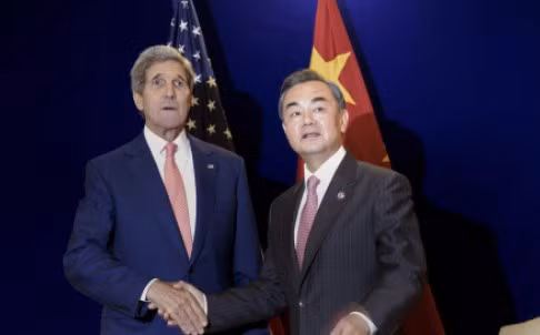 Ngoại trưởng Mỹ John Kerry và người đồng cấp Trung Quốc Vương Nghị bên lề ARF. Ảnh: AP/SCMP.