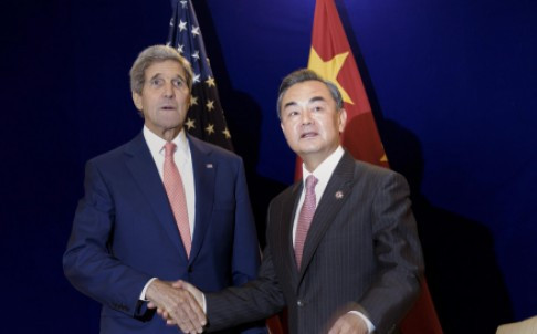 Ngoại trưởng Mỹ John Kerry và người đồng cấp Trung Quốc Vương Nghị bên lề ARF. Ảnh: AP/SCMP. Ngoại trưởng Mỹ John Kerry và người đồng cấp Trung Quốc Vương Nghị bên lề ARF. Ảnh: AP/SCMP.