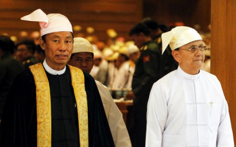Ông Shwe Mann và ông Thein Sein trong một lần cùng xuất hiện năm 2014. Ảnh: Reuters. Ông Shwe Mann và ông Thein Sein trong một lần cùng xuất hiện năm 2014. Ảnh: Reuters.