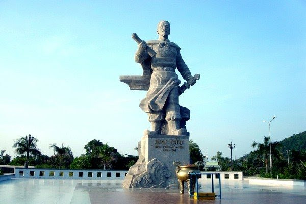 Tượng đài Mạc Cửu ở công viên Mũi Tàu, thị xã Hà Tiên. Ảnh: Cúc Tần/vncgarden.