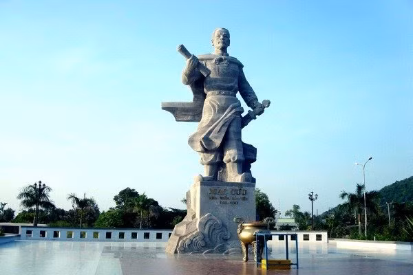 Tượng đài Mạc Cửu ở công viên Mũi Tàu, thị xã Hà Tiên. Ảnh: Cúc Tần/vncgarden.