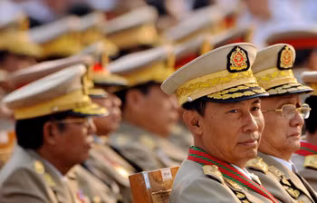 Hai tướng Shew Mann và Thein Sein ngồi hàng đầu tiên trong lễ kỷ niệm 65 năm ngày thành lập lực lượng vũ trang Myanmar. Ảnh: Worldpress.com.