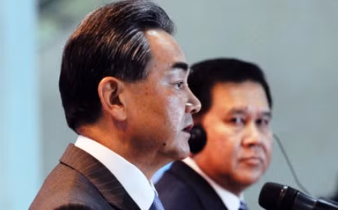 Ông Vương Nghị và người đồng cấp Thái Lan Tanasak. Ảnh: EPA/SCMP.