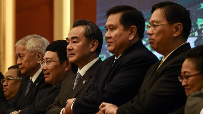 Vương Nghị và các Ngoại trưởng ASEAN. Ảnh: News Yahoo.