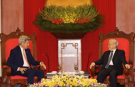 Ngoại trưởng Mỹ John Kerry hội kiến Tổng bí thư Nguyễn Phú Trọng khi sang thăm Việt Nam. Ảnh: Tân Hoa Xã.