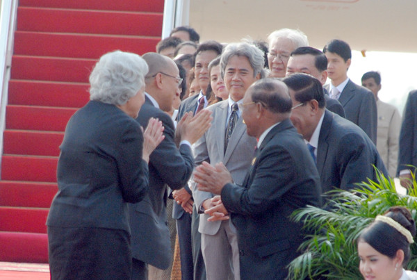 Thủ tướng Hun Sen và các quan chức cấp cao Campuchia ra sân bay tiễn mẹ con Nhà vua Sihamoni sang Bắc Kinh kiểm tra sức khỏe định kỳ tháng 2/2014. Ảnh: AKP. Thủ tướng Hun Sen và các quan chức cấp cao Campuchia ra sân bay tiễn mẹ con Nhà vua Sihamoni sang Bắc Kinh kiểm tra sức khỏe định kỳ tháng 2/2014. Ảnh: AKP.