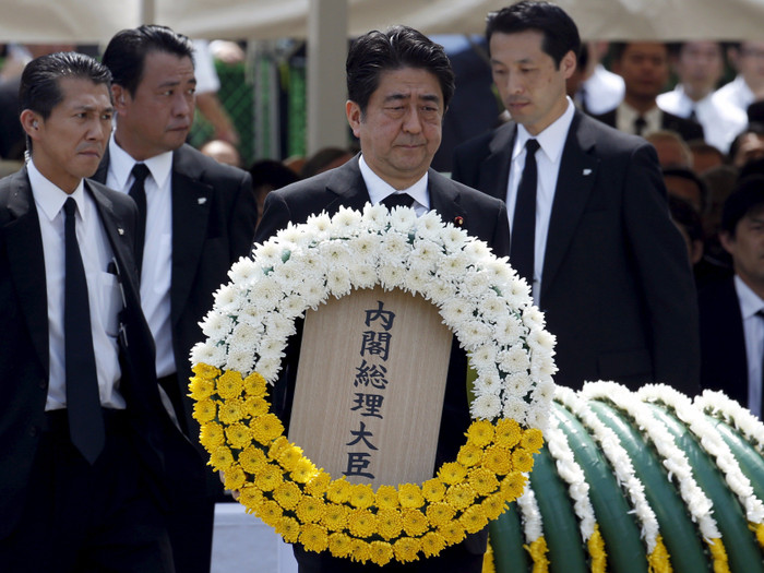 Thủ tướng Nhật Bản Shinzo Abe trong lễ tưởng niệm các nạn nhân vụ đánh bom nguyên tử năm 1945 kết thúc Chiến tranh Thế giới II, ảnh: Reuters.