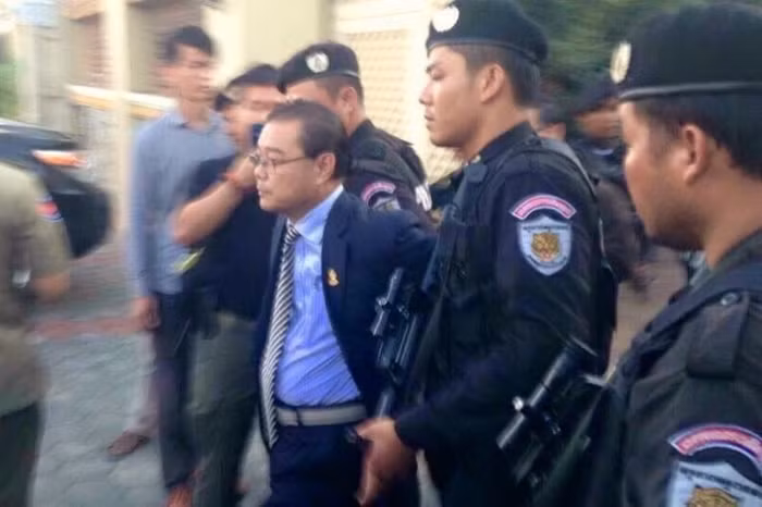 Hong Sokhour bị bắt lúc 6 giờ sáng hôm qua, ảnh: The Cambodia Daily/Facebook Sam Rainsy.