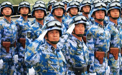 Thiếu tướng Li Xiaoyan (hàng đầu, bên trái) cùng một viên Đại tá dẫn đầu khối duyệt binh của lực lượng Thủy quân lục chiến. Ảnh: SCMP. Thiếu tướng Li Xiaoyan (hàng đầu, bên trái) cùng một viên Đại tá dẫn đầu khối duyệt binh của lực lượng Thủy quân lục chiến. Ảnh: SCMP.