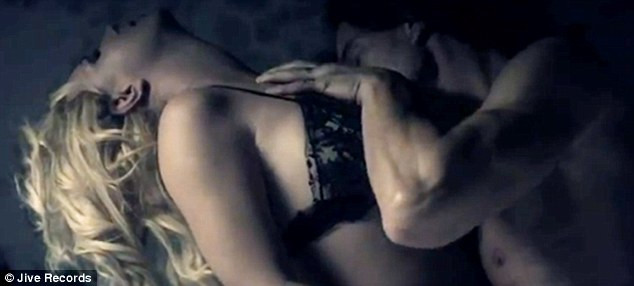 Britney Spears và bạn trai Jason Trawick không ngần ngại thể hiện những cảnh nóng bỏng trong đĩa đơn Criminal Britney Spears và bạn trai Jason Trawick không ngần ngại thể hiện những cảnh nóng bỏng trong đĩa đơn Criminal