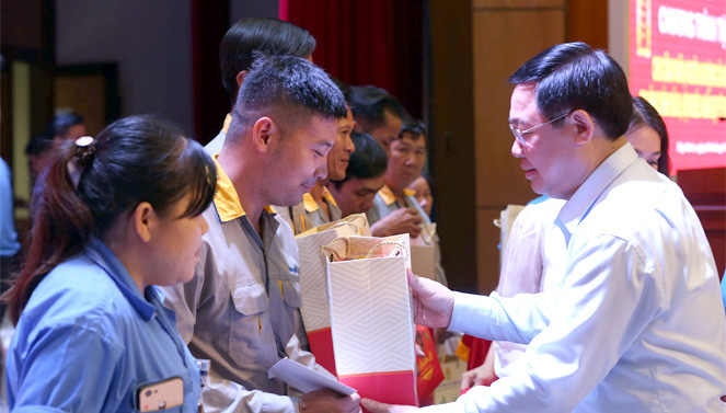 Phó Thủ tướng Vương Đình Huệ tặng quà cho người lao động dự chương trình. Ảnh: Báo Đại biểu Nhân dân Phó Thủ tướng Vương Đình Huệ tặng quà cho người lao động dự chương trình. Ảnh: Báo Đại biểu Nhân dân