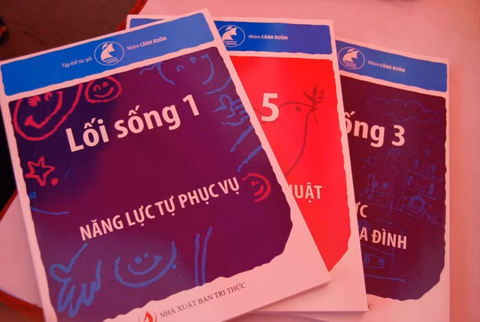Ảnh chụp bộ sách của nhóm Cánh Buồm, NXB Tri thức. (Ảnh: Quyên Quyên)