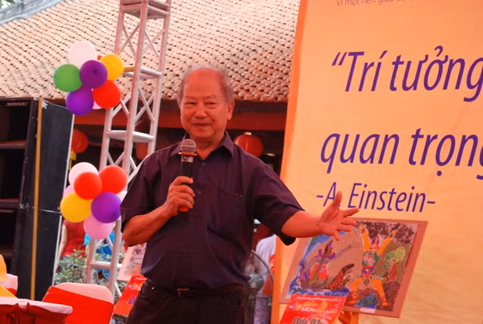 Nhà giáo Phạm Toàn: Sách hiện tại mới chỉ đạt được thang điểm 5,5 điểm của tôi, nhóm sẵn sàng nghe mọi ý kiến chê và sẵn sàng để viết lại để mỗi ngày một hay hơn. (Ảnh: Quyên Quyên)