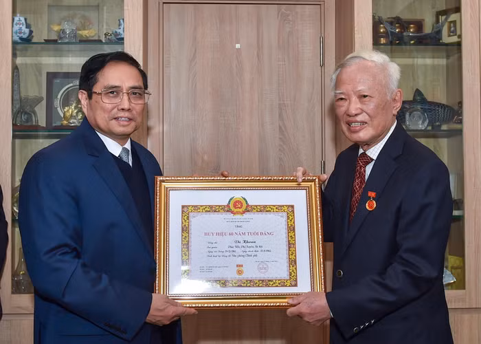 Thủ tướng Phạm Minh Chính trao Huy hiệu 60 năm tuổi Đảng tặng đồng chí Vũ Khoan. Ảnh: VGP/Nhật Bắc