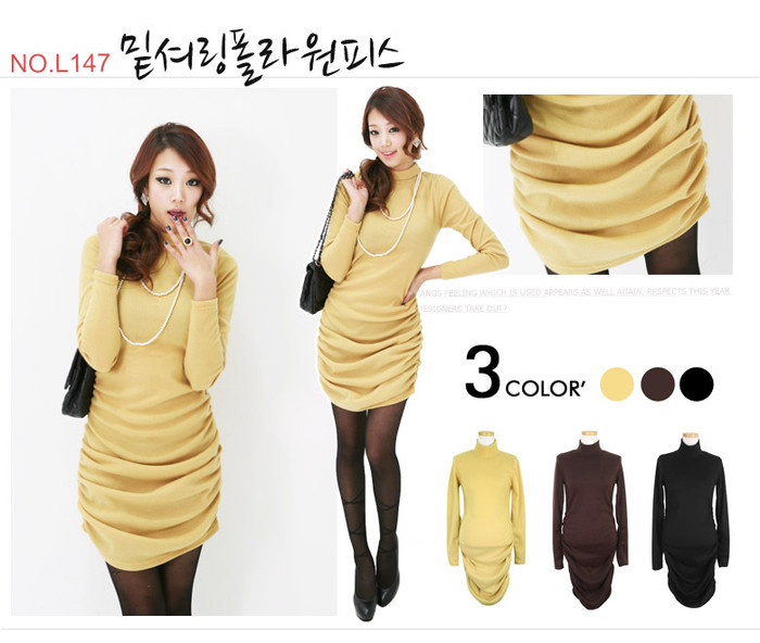 Váy liền cổ 3 phân sẽ trở nên cực ấn tượng và bắt mắt với phần xếp ly ở chân váy khiến bạn "ăn gian" được vòng hông hơi nhỏ của mình.