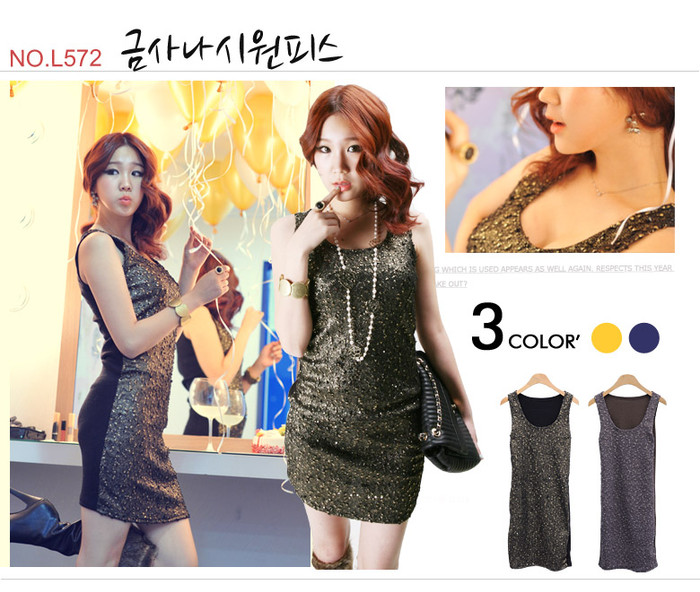 Bộ váy trần tay đính hoạ tiết khá cầu kỳ này sẽ rất tuyệt khi kết hợp cùng áo vest ngắn.