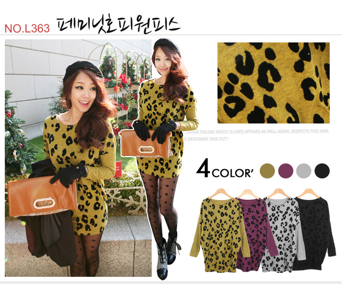 Đôi tất chấm bi kết hợp áo váy hoạ tiết da báo khiến bạn thêm đáng yêu và nữ tính khi dạo bước trên phố.