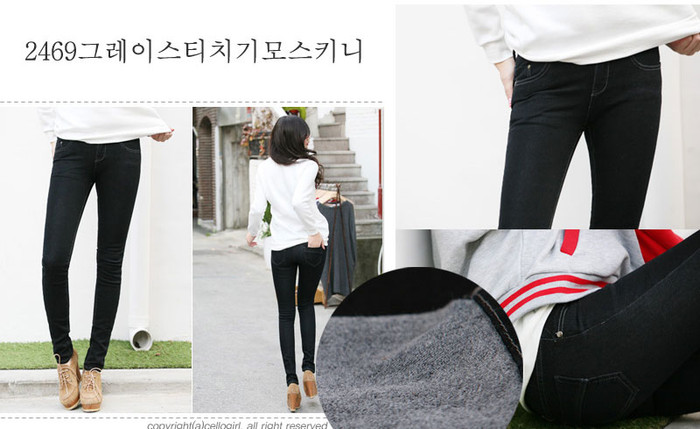 Thêm một mẫu jean đen đơn giản nhưng không kém phần nổi bật. Thêm một mẫu jean đen đơn giản nhưng không kém phần nổi bật.