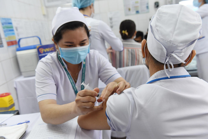 Thực hiện nghiêm phương châm “vaccine + 5K” và đẩy mạnh ứng dụng công nghệ toàn diện, rộng rãi, trong đó vaccine là yếu tố quyết định. Ảnh minh họa: dangcongsan.vn Thực hiện nghiêm phương châm “vaccine + 5K” và đẩy mạnh ứng dụng công nghệ toàn diện, rộng rãi, trong đó vaccine là yếu tố quyết định. Ảnh minh họa: dangcongsan.vn