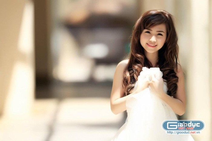 Khi diện những bộ váy cô dâu tinh khiết quyến rũ Nana thu hút mọi ánh nhìn. Khi diện những bộ váy cô dâu tinh khiết quyến rũ Nana thu hút mọi ánh nhìn.