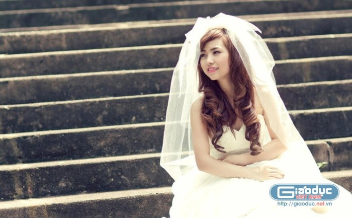 Không chỉ khiến cô dâu Nana trở nên lộng lẫy, váy cưới còn tôn lên nét sexy từ những đường cong gợi cảm. Không chỉ khiến cô dâu Nana trở nên lộng lẫy, váy cưới còn tôn lên nét sexy từ những đường cong gợi cảm.