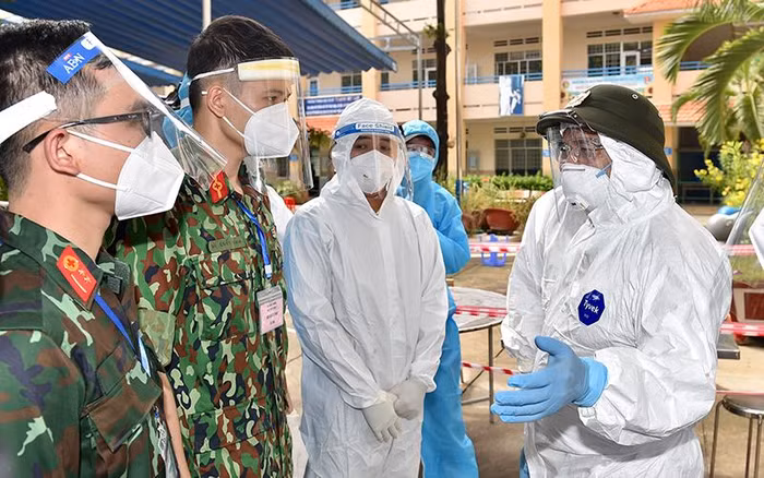 Thủ tướng Phạm Minh Chính (ngoài cùng bên phải) kiểm tra một trạm y tế lưu động tại Thành phố Hồ Chí Minh, ngày 26/8 vừa qua. Ảnh: Báo Nhân Dân.