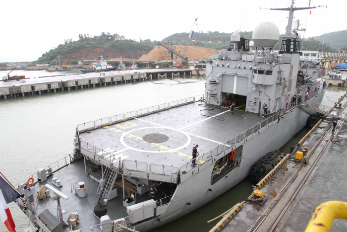 Trên tàu Vendemiaire được lắp nhiều vũ khí hiện đại, phía sau có sân đỗ trực thăng. Ảnh Thùy Linh Trên tàu Vendemiaire được lắp nhiều vũ khí hiện đại, phía sau có sân đỗ trực thăng. Ảnh Thùy Linh