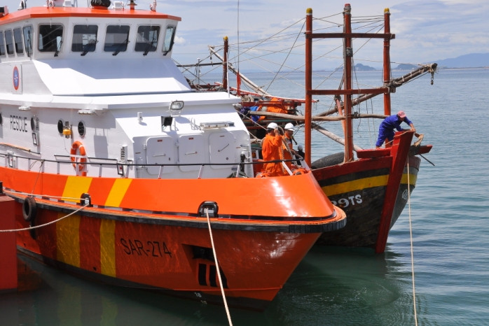 Tàu SAR 274 của Trung tâm II trong một lần đưa tàu của ngư dân miền Trung bị nạn ngoài biển vào bờ. Ảnh Thùy Linh Tàu SAR 274 của Trung tâm II trong một lần đưa tàu của ngư dân miền Trung bị nạn ngoài biển vào bờ. Ảnh Thùy Linh