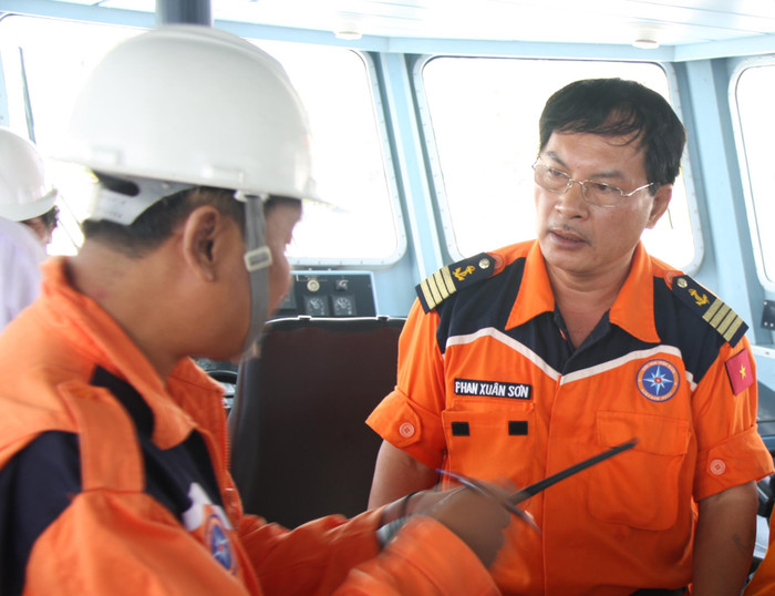 Thuyền trưởng Phan Xuân Sơn (bên phải) trên tàu SAR 412 trong một lần đi cứu nạn. Ảnh Thùy Linh Thuyền trưởng Phan Xuân Sơn (bên phải) trên tàu SAR 412 trong một lần đi cứu nạn. Ảnh Thùy Linh
