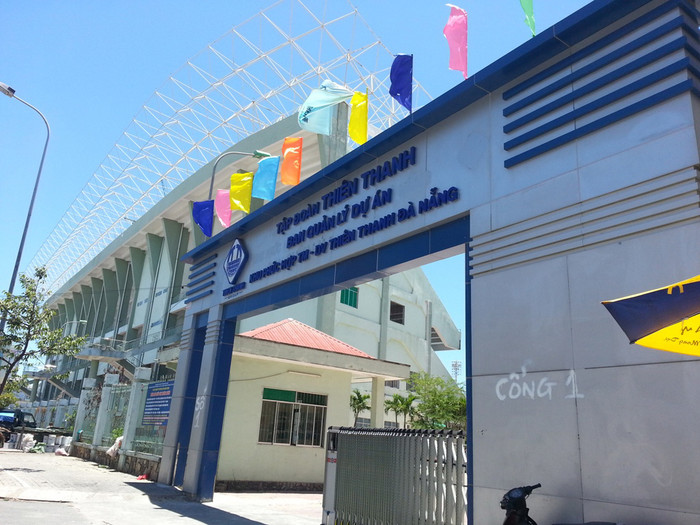 Khu phức hợp, thương mại ở sân vận động Chi Lăng có tổng kinh phí đầu tư gần 1 tỷ USD, được TP Đà Nẵng giao cho tập đoàn Thiên Thanh từ năm 2010. Lãnh đạo của tập đoàn Thiên Thanh bị bắt vào hồi cuối tháng 7/2014 khiến cho người dân e ngại dự án này sẽ còn “treo” dài dài...