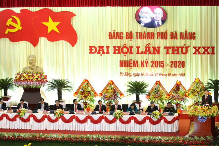 Trong nhiệm kỳ 2015 - 2020, Đảng bộ TP Đà Nẵng xác định mục tiêu tổng quát là xây dựng Đảng bộ trong sạch, vững mạnh, giữ vững ổn định chính trị, phát huy dân chủ và sức mạnh đồng thuận, năng động, sáng tạo, huy động mọi nguồn lực xây dựng và phát triển thành phố Đà Nẵng trở thành một trong những đô thị lớn của cả nước, là trung tâm kinh tế, văn hoá - xã hội, động lực phát triển của khu vực miền Trung - Tây Nguyên. Ảnh Thủy Linh Trong nhiệm kỳ 2015 - 2020, Đảng bộ TP Đà Nẵng xác định mục tiêu tổng quát là xây dựng Đảng bộ trong sạch, vững mạnh, giữ vững ổn định chính trị, phát huy dân chủ và sức mạnh đồng thuận, năng động, sáng tạo, huy động mọi nguồn lực xây dựng và phát triển thành phố Đà Nẵng trở thành một trong những đô thị lớn của cả nước, là trung tâm kinh tế, văn hoá - xã hội, động lực phát triển của khu vực miền Trung - Tây Nguyên. Ảnh Thủy Linh