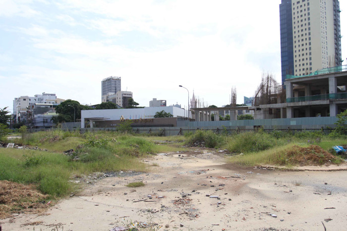 Dự án "bãi đỗ xe ngầm Viễn Đông" bỏ hoang gần chục năm qua. Đầu tháng 10/2015, UBND TP Đà Nẵng đã phê duyệt đầu tư xây dựng "Công viên và tháp đồng hồ" trên dự án này. Dự kiến năm 2016 nơi đây sẽ hình thành khu vực quảng trường, khu vui chơi – giải trí, nghỉ ngơi...