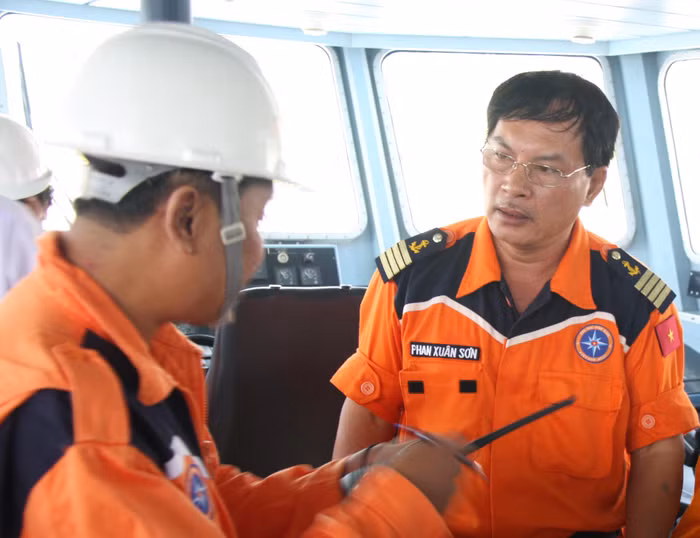 Thuyền trưởng Phan Xuân Sơn (bên phải) trên tàu SAR 412 trong một lần đi cứu nạn. Ảnh Thùy Linh