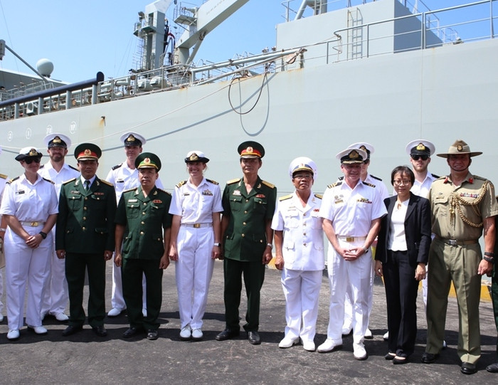 Hai bên chụp ảnh lưu niệm bên tàu HMAS Sirius. Ảnh T.L