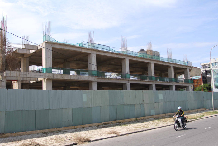 Giai đoạn I xây dựng chung cư cao cấp trong vòng 3 năm, bắt đầu khởi công từ tháng 2/2008. Giai đoạn 2 xây dựng cao ốc văn phòng cho thuê, trung tâm thương mại, khu trung tâm hội nghị và khách sạn trong vòng 2 năm, bắt đầu khởi công từ tháng 2/2009. Hoàn thành và đưa vào sử dụng toàn bộ dự án vào quý IV/2018. Chủ đầu tư mới hoàn thành các hạng mục: tường xây, móng và 2 tầng hầm và đã thực hiện đến sàn lầu 2 khối đế. Dự án đã tạm dừng thi công từ tháng 12/2014. UBND TP Đà Nẵng yêu cầu chủ đầu tư nếu không thực hiện đúng cam kết tiến độ đề ra là đến ngày 1/1/2016, UBND TP Đà Nẵng sẽ xem xét thu hồi dự án.