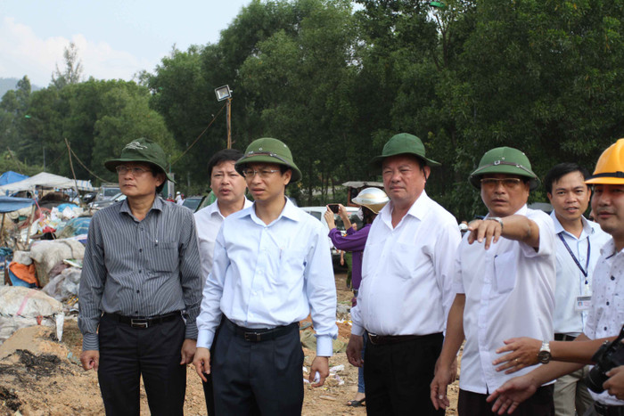 Bí thư Nguyễn Xuân Anh: "Mình ở dưới phố, anh em mình sung sướng hơn, mình phải hiểu nỗi khổ của người dân nơi đây". Ảnh Thùy Linh Bí thư Nguyễn Xuân Anh: "Mình ở dưới phố, anh em mình sung sướng hơn, mình phải hiểu nỗi khổ của người dân nơi đây". Ảnh Thùy Linh