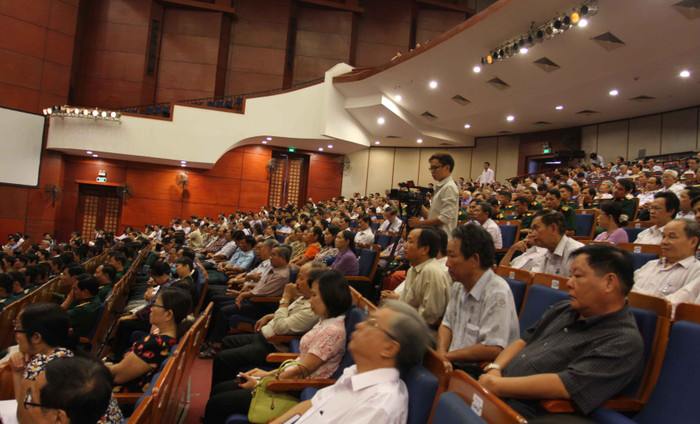 Các cử tri tại buổi tiếp xúc cử tri sáng 1/10. Ảnh Thùy Linh Các cử tri tại buổi tiếp xúc cử tri sáng 1/10. Ảnh Thùy Linh