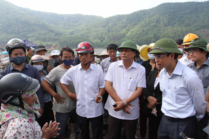Bí thư Thành ủy Đà Nẵng Nguyễn Xuân Anh (ngoài cùng bên phải) lắng nghe tâm tư nguyện vọng của người dân ngay tại bãi rác Khánh Sơn. Ảnh Thùy Linh Bí thư Thành ủy Đà Nẵng Nguyễn Xuân Anh (ngoài cùng bên phải) lắng nghe tâm tư nguyện vọng của người dân ngay tại bãi rác Khánh Sơn. Ảnh Thùy Linh