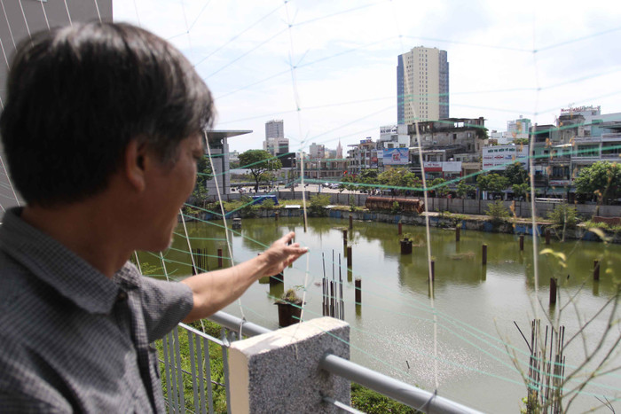 Dự án Đà Nẵng Center – Công ty Cổ phần Địa ốc Vũ Châu Long có địa chỉ 08 Phan Châu Trinh, quận Hải Châu, với diện tích 7.878 m2 đất. Quy mô dự án xây dựng và kinh doanh khu căn hộ cao tầng tiêu chuẩn cao cấp để bán và cho thuê; xây dựng và kinh doanh trung tâm thương mại tiêu chuẩn cao cấp, khách sạn tiêu chuẩn 5 sao, khu trung tâm hội nghị…Giai đoạn 1 được khởi công từ tháng 3/2008, giai đoạn 2 khởi công xây dựng từ 3/2009. Đến nay, dự án mới thực hiện phần móng, chưa triển khai các hạng mục tiếp theo.